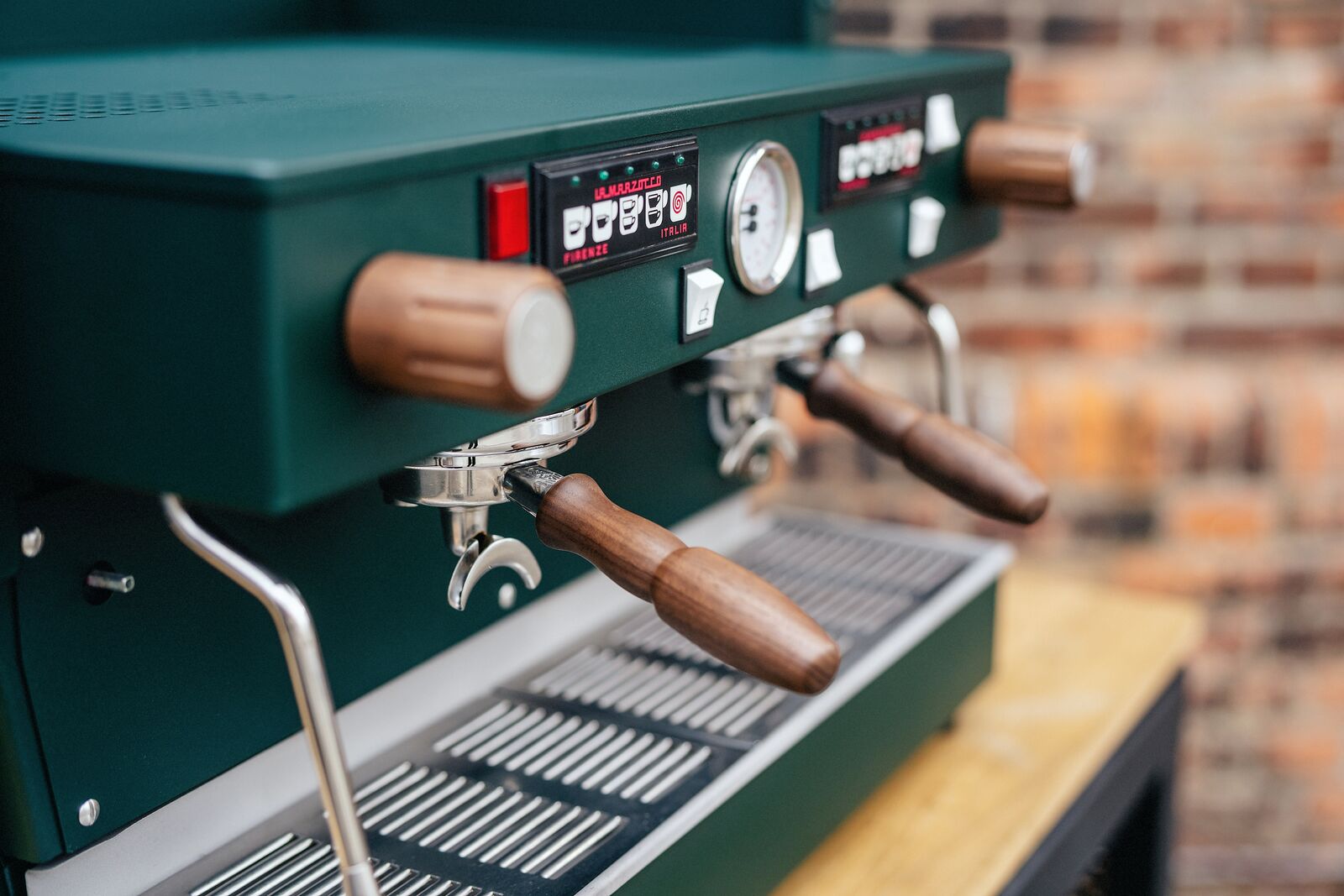 La Marzocco v zelené s dřevěnými úchyty