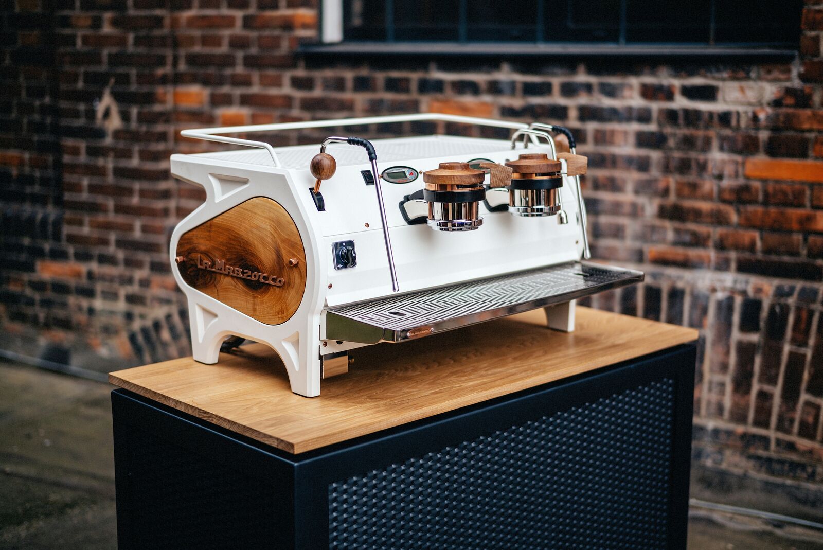 La Marzocco v bílé s dřevěným bočním panelem